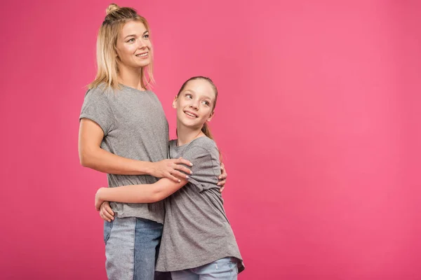 Adorável Filha Abraçando Bela Mãe Isolada Rosa — Fotos gratuitas