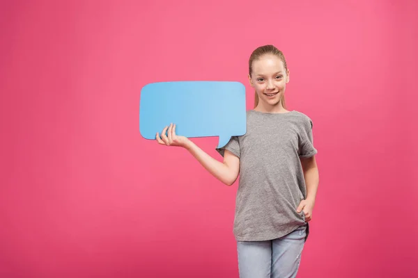 Blonde Jongere Holding Blauwe Tekstballon Geïsoleerd Roze — Gratis stockfoto