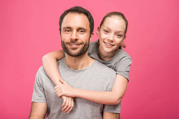 Lächelnde Blonde Tochter Umarmt Ihren Vater Isoliert Auf Rosa — Stockfoto