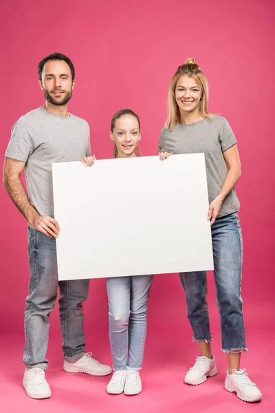 Prachtige Familie Poseren Met Lege Bordje Geïsoleerd Roze — Stockfoto