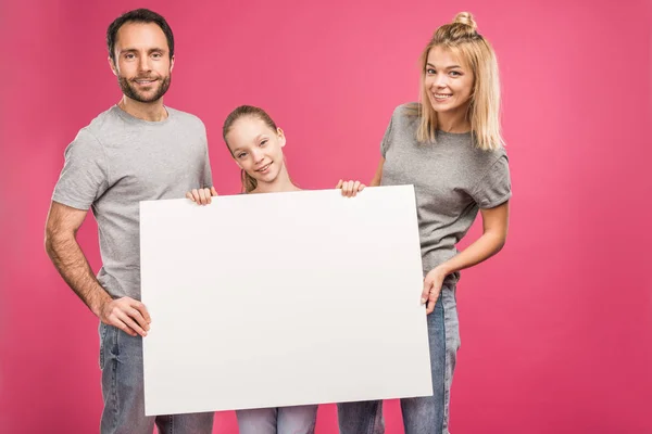 Familia Sonriente Posando Con Tarjeta Blanco Aislado Rosa — Foto de Stock