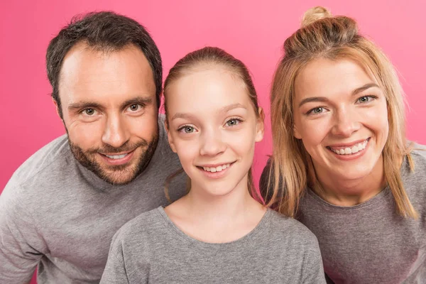 Mooie Moeder Vader Met Gelukkige Dochter Geïsoleerd Roze — Stockfoto