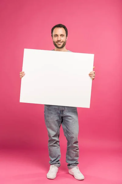 Lycklig Man Poserar Med Tomt Bräde Isolerad Rosa — Stockfoto