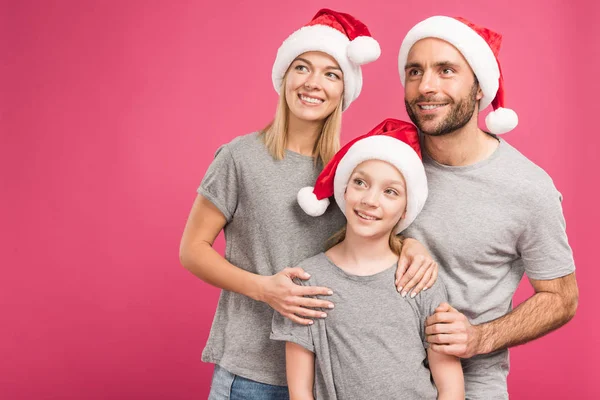 Retrato Pais Felizes Com Filha Adorável Chapéus Santa Isolado Rosa — Fotografia de Stock