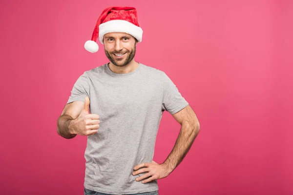 Porträtt Leende Man Santa Hatt Visar Tummen Isolerade Pink — Gratis stockfoto