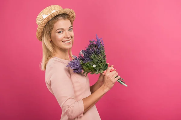 Beautiful Smiling Woman Posing Straw Hat Flower Bouquet Isolated Pink — Free Stock Photo