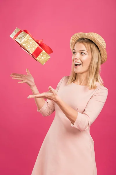 Upphetsad Blond Kvinna Kastar Upp Presentbox Isolerad Rosa — Stockfoto