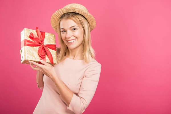 Attraente Donna Bionda Cappello Paglia Possesso Regalo Isolato Rosa — Foto Stock