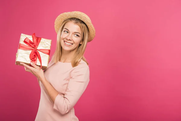 Красивая Улыбающаяся Женщина Подарочной Коробкой Изолированы Розовый — стоковое фото