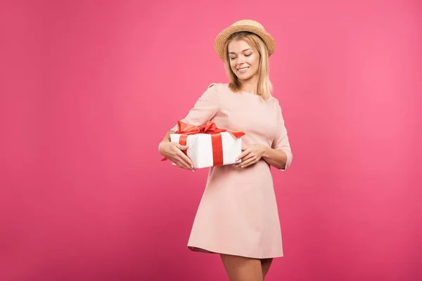 Mujer Feliz Sombrero Paja Sosteniendo Presente Aislado Rosa —  Fotos de Stock