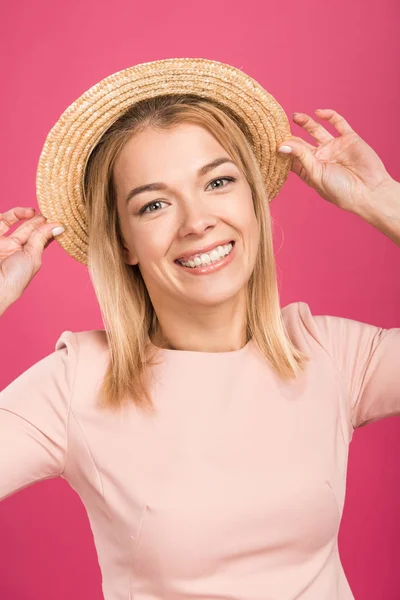 Mooie Lachende Vrouw Poseren Stro Hoed Geïsoleerd Roze — Gratis stockfoto