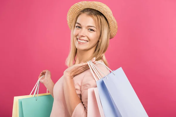 Kundin Blondes Mädchen Mit Strohhut Und Einkaufstüten Vereinzelt Auf Rosa — Stockfoto