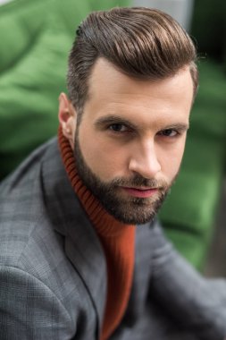 formal giyim kameraya bakarak ciddi adam portresi