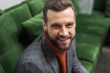 adam kameraya bakarak formal giyim gülümseyen portresi