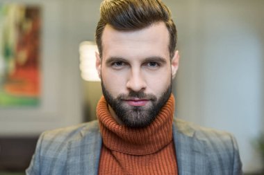 kameraya bakarak formal giyim sakallı yakışıklı adam portresi
