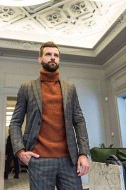 formal giyim Restoran cebinde el ile poz yakışıklı adam sakallı