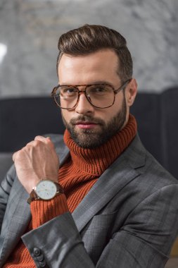 formal giyim ve gözlük kameraya bakarak yakışıklı adam portresi