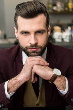 kameraya bakarak katlanmış ellerle formal giyim yakışıklı işadamı portresi