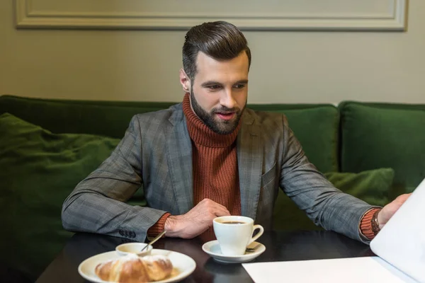 Homem Bonito Desgaste Formal Sentado Mesa Durante Almoço Olhando Para — Fotos gratuitas