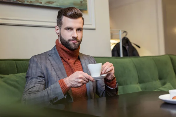 Schöner Mann Formeller Kleidung Der Die Kamera Blickt Tisch Sitzt — kostenloses Stockfoto