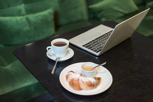 Selective Focus Plate Croissant Sauce Coffee Laptop Table Cafe — Stock Photo, Image