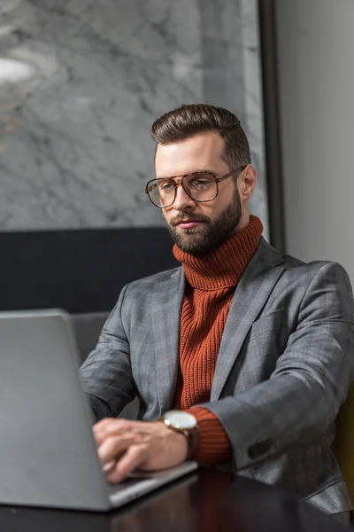 Focused Handsome Businessman Formal Wear Glasses Sitting Table Typing Laptop — Free Stock Photo