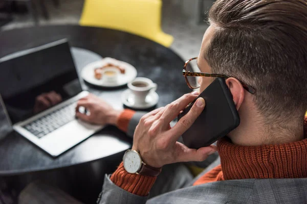 Nahaufnahme Eines Gutaussehenden Geschäftsmannes Mit Brille Und Formeller Kleidung Der — Stockfoto