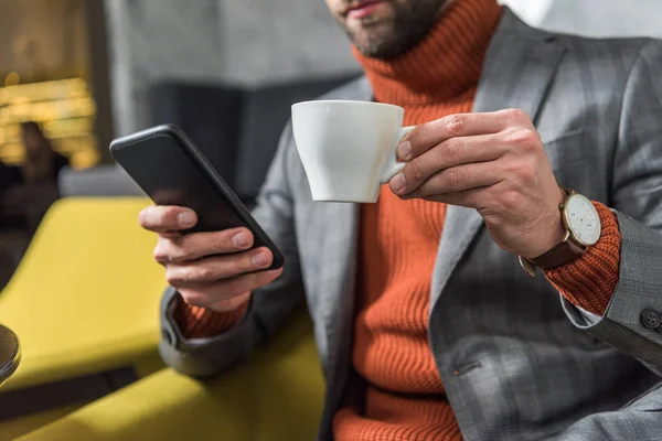 Vista Cortada Homem Desgaste Formal Usando Smartphone Enquanto Bebe Café — Fotografia de Stock