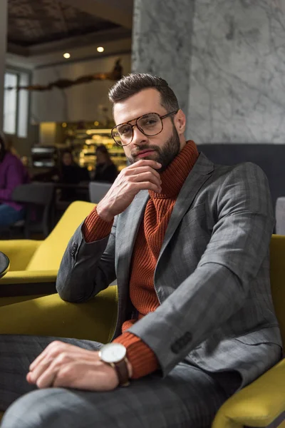 Nachdenklicher Mann Formeller Kleidung Und Brille Sitzt Restaurant Und Blickt — kostenloses Stockfoto