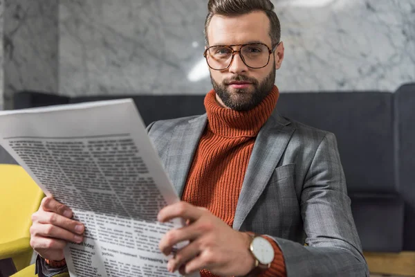 Stylish Man Formal Wear Looking Camera Holding Newspaper Restaurant — Free Stock Photo