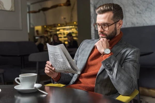 Zamyślony Człowiek Stylowy Wizytowym Siedzi Przy Stole Czytanie Gazety Restauracji — Zdjęcie stockowe