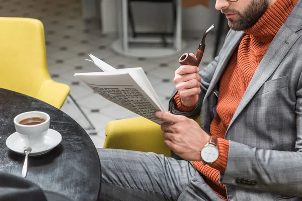 Cropped View Stylish Man Formal Wear Sitting Table Reading Newspaper — Free Stock Photo