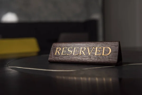 Selective Focus Reserved Sign Black Table Cafe — Stock Photo, Image