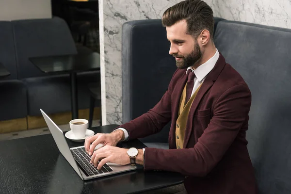 Handsome Businessman Sitting Table Cup Coffee Typing Laptop Restaurant — Stock Photo, Image