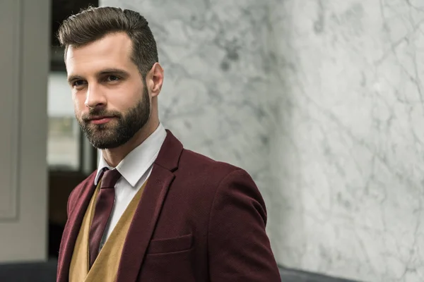 Retrato Belo Homem Negócios Desgaste Formal Olhando Para Longe — Fotografia de Stock