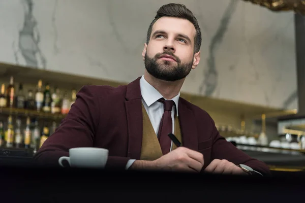 Homem Negócios Pensativo Desgaste Formal Sentado Mesa Escrevendo Restaurante — Fotos gratuitas