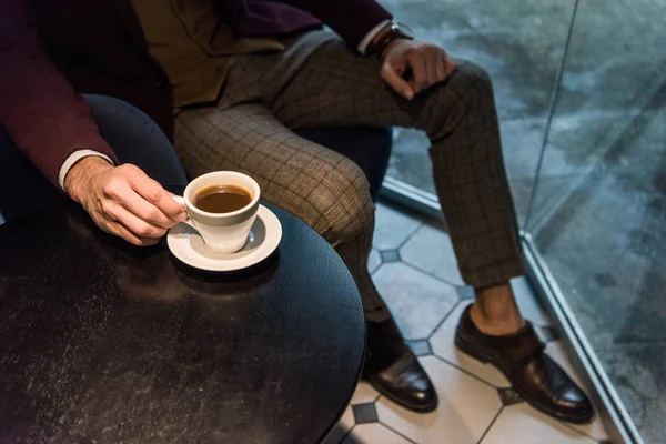 レストランでコーヒー カップを座っているフォーマルな服装の男のトリミング ビュー — ストック写真