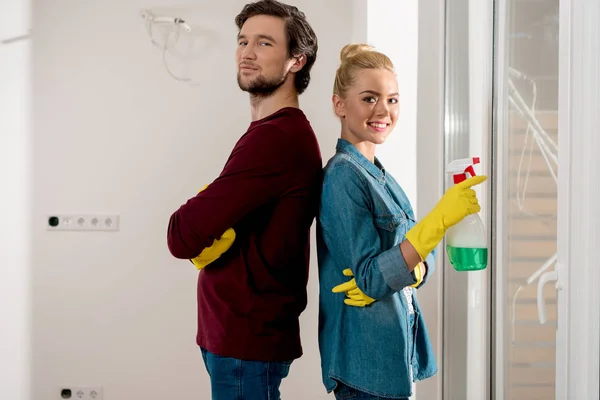 Family Couple Rubber Gloves Standing Back Back Looking Camera Apartment — Stock Photo, Image