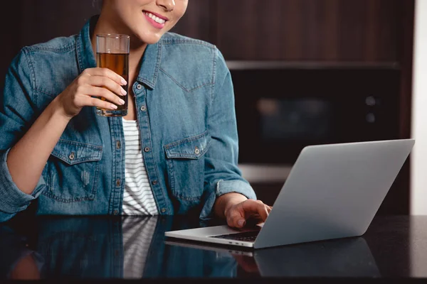 Vista Recortada Niña Sonriente Sosteniendo Vaso Jugo Escribiendo Teclado Del — Foto de stock gratuita