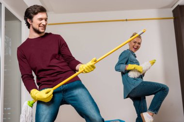 neşeli adam bez ve çekici kız silgi arka plan holding gerçekleştirme