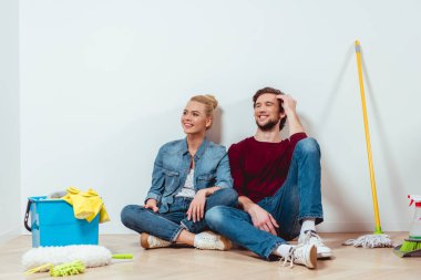 temizlik ekipmanları dairede yakınındaki katta oturan mutlu aile çift