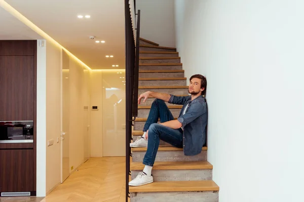 Hombre Guapo Sentado Las Escaleras Mirando Cámara Casa — Foto de stock gratuita