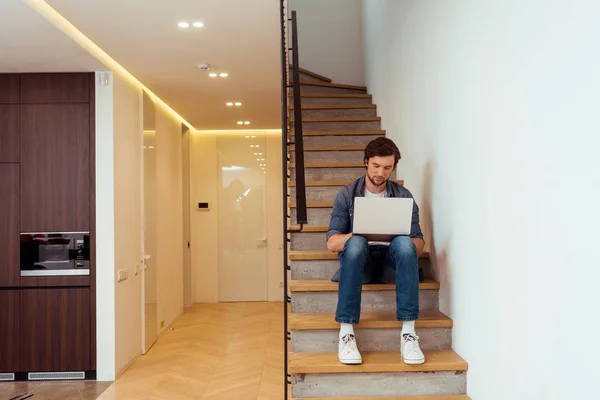 Hombre Guapo Sentado Las Escaleras Escribiendo Teclado Del Ordenador Portátil — Foto de stock gratuita