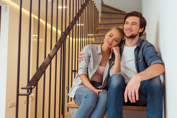 Gülümseyen Çift Evde Merdivenlerde Oturan — Stok fotoğraf