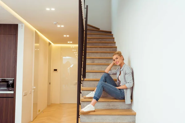 Menina Bonita Sorrindo Sentado Nas Escadas Casa — Fotografia de Stock