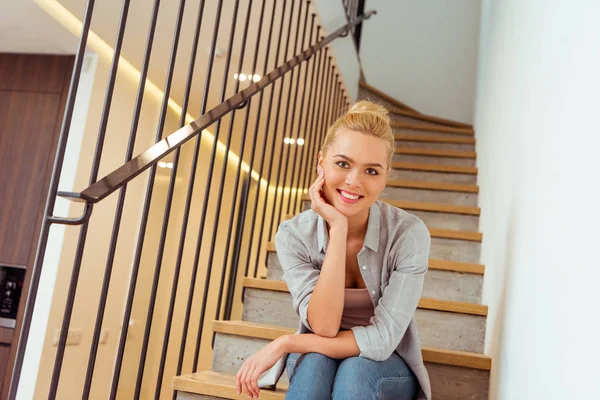 Menina Atraente Sentado Nas Escadas Sorrindo Olhando Para Câmera — Fotografia de Stock Grátis
