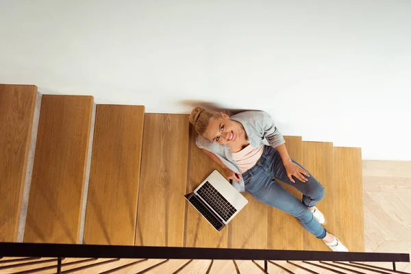 Vista Aérea Chica Atractiva Sentado Con Portátil Las Escaleras Mirando — Foto de stock gratis