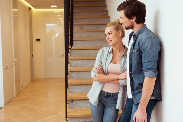 Smiling Couple Standing Stairs Home — Free Stock Photo