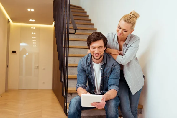 Sonriente Familia Pareja Mirando Digital Tableta Pantalla Escaleras — Foto de Stock