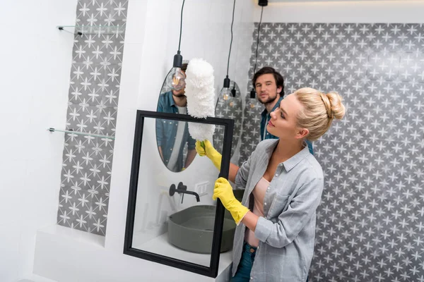 Hombre Guapo Mirando Esposa Con Plumero Baño — Foto de stock gratis